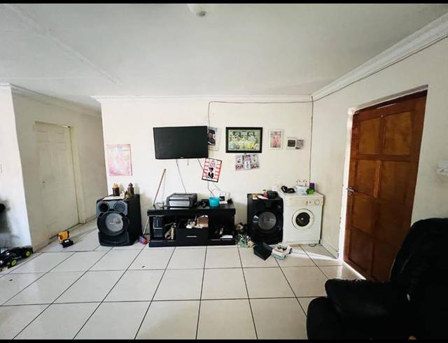 6 BEDROOM HOUSE FOR SALE IN BLOUBOSRAND